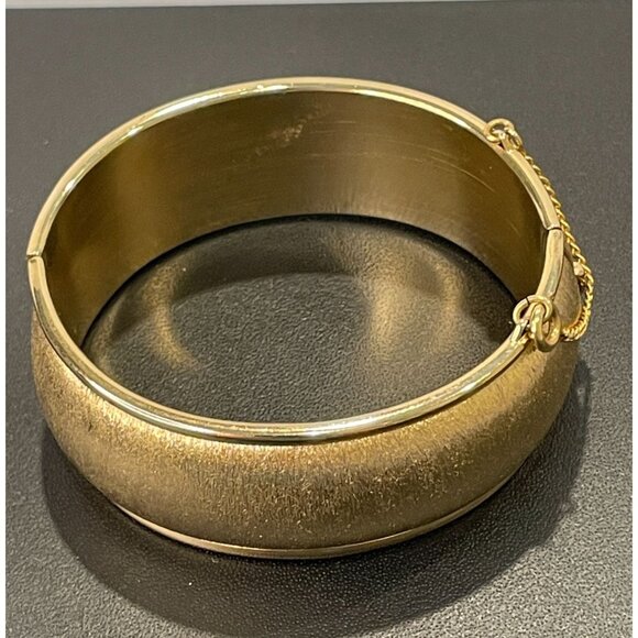 Vintage Textured Golden Bangle Hinged Bracelet Signed Napier - Picture 8 of 10